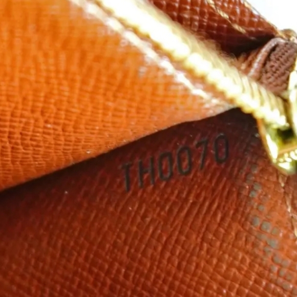 Louis Vuitton Long Sarah Wallet/ Gorgeous/ NO callouts/ w/ Dustbag - Picture 9 of 9